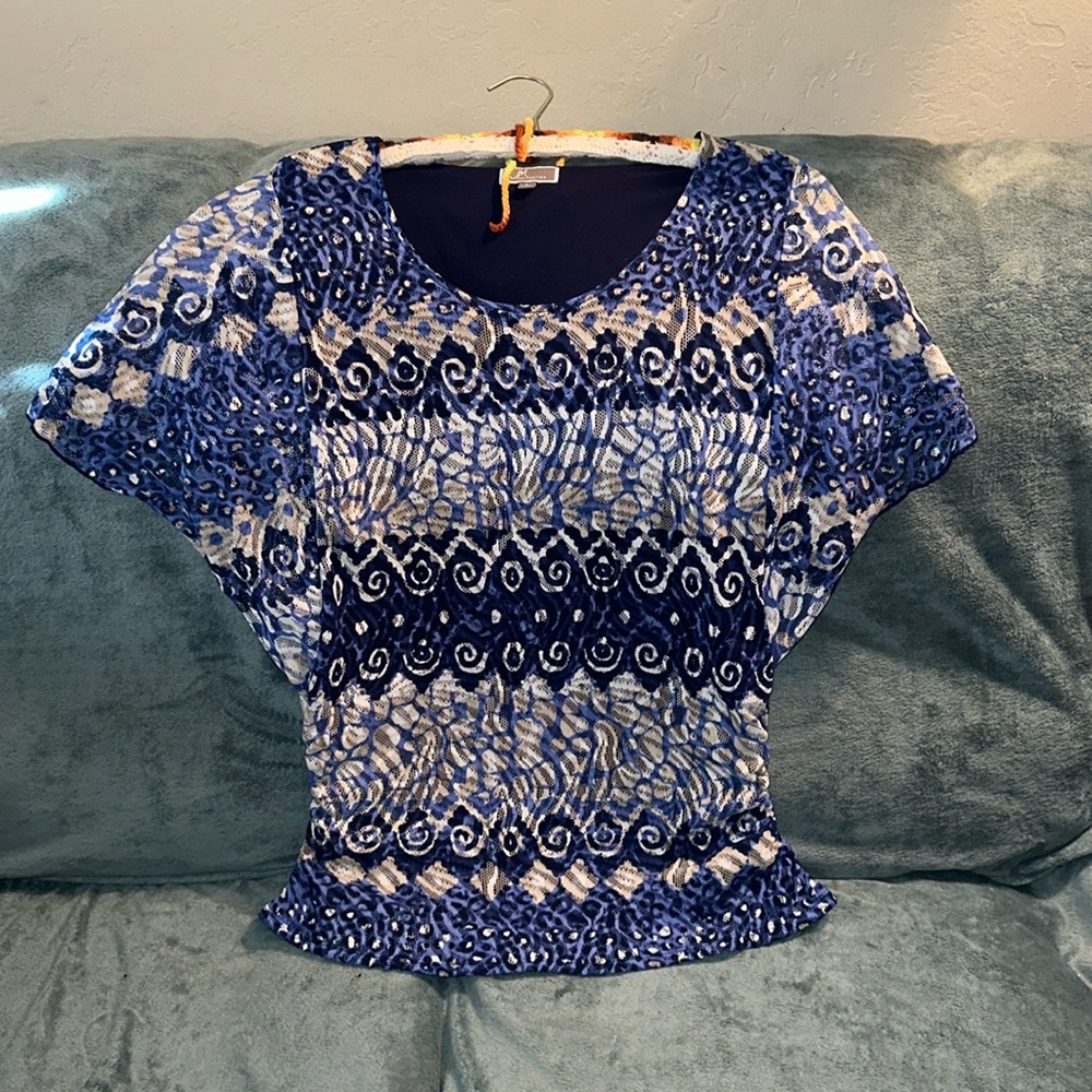 JM collection large blue tan and white stretchy top lined💕